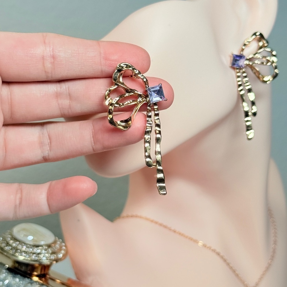 โ๏ธ Elegant Gold Bow Earrings With Purple Crystal ๐ - Picture 3 of 9